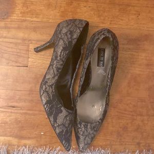 Gold & black pumps size 10 W very comfortable, elegant for any occasion